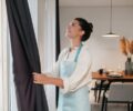 Como fazer a limpeza correta de cortinas?